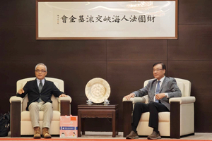 食品科學系系友學會理監事、68級系友同學與系上老師參觀財團法人海峽交流基金會（海基會），會後海基會董事長蘇嘉全學長(68級)宴請到訪來賓一行。圖片