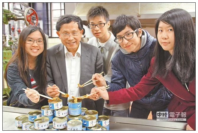 海大校長張清風（左二）對罐頭相當有研究，希望在校內成立罐頭觀光工廠。（廖珮妤攝）